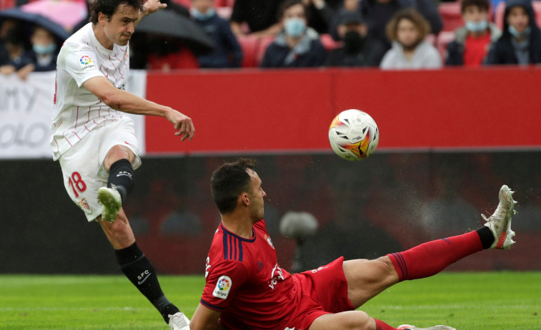 El Sevilla se aferra a las alturas y frena a Osasuna (2-0)