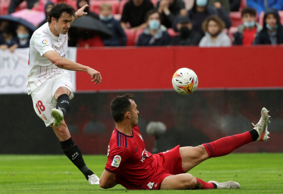 El Sevilla se aferra a las alturas y frena a Osasuna (2-0)