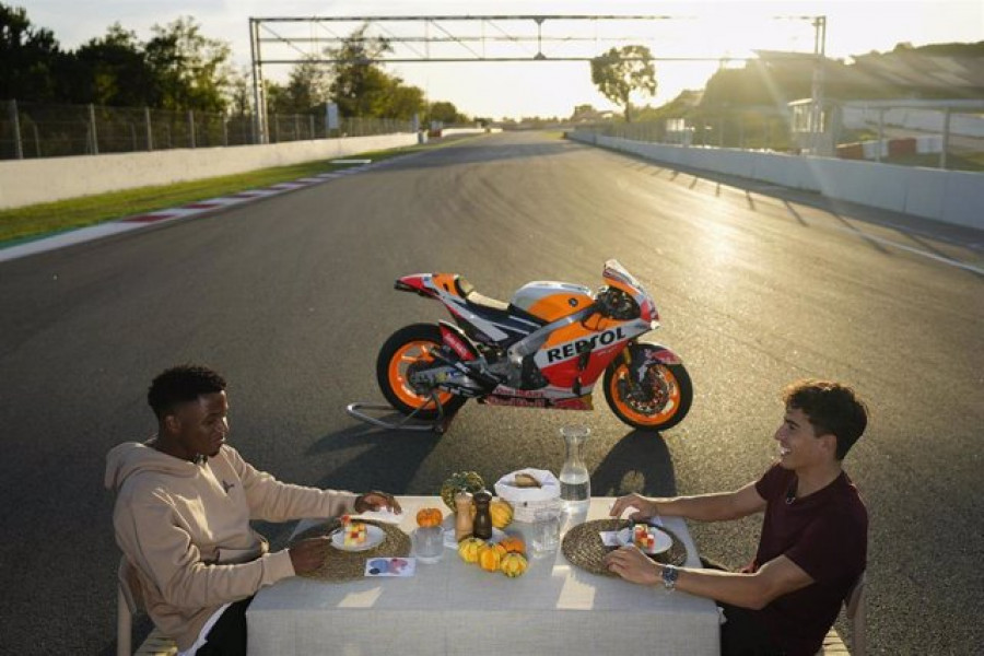 Ansu Fati en charla con Marc Márquez: "Un equipo tendrá pocos éxitos si no está unido"