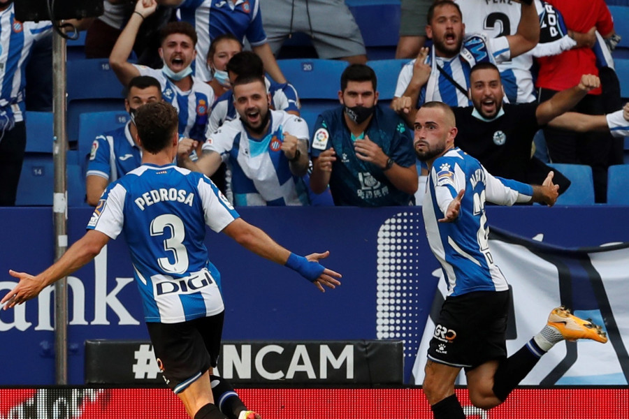 Un juez prohíbe ir al campo del Espanyol a once hinchas por agredir a un rival