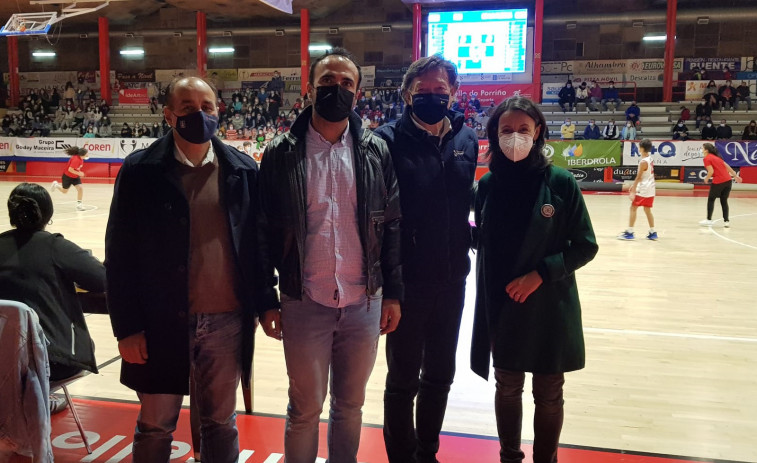 ​Lete Lasa asiste ao partido do Porriño Baloncesto Base na estrea do novo videomarcador