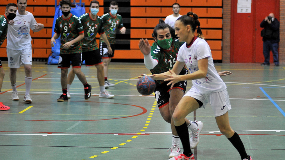 Mireia Rodríguez hace historia al ser la primera mujer en un partido de balonmano masculino