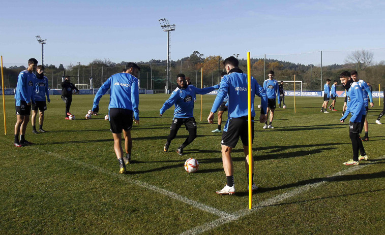 El Depor, en la rutina prepartido y con todos los disponibles convocados