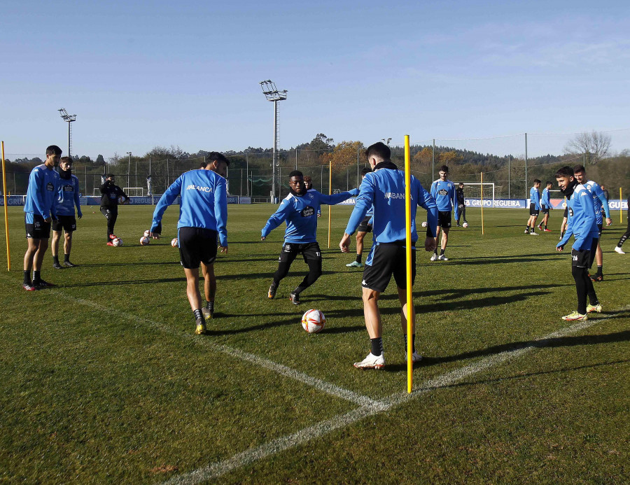 El Depor, en la rutina prepartido y con todos los disponibles convocados