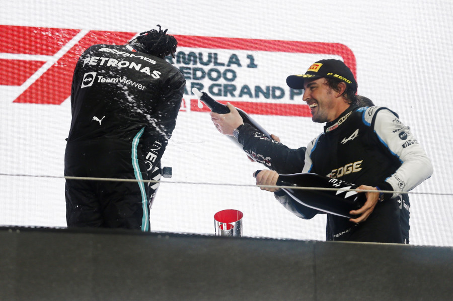 Hamilton acorta distancias y Alonso brilla en la noche de Qatar