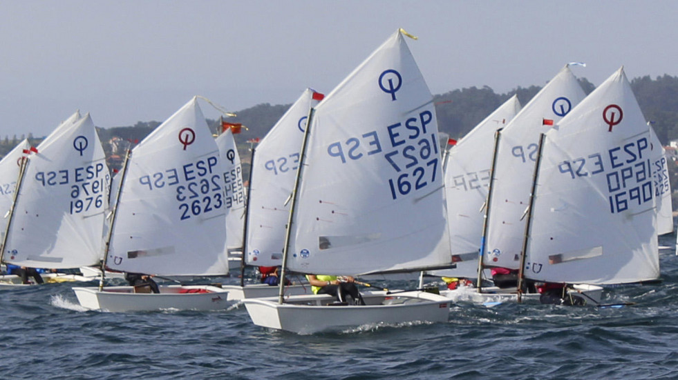 Unos 150 jóvenes competirán en aguas de la bahía coruñesa