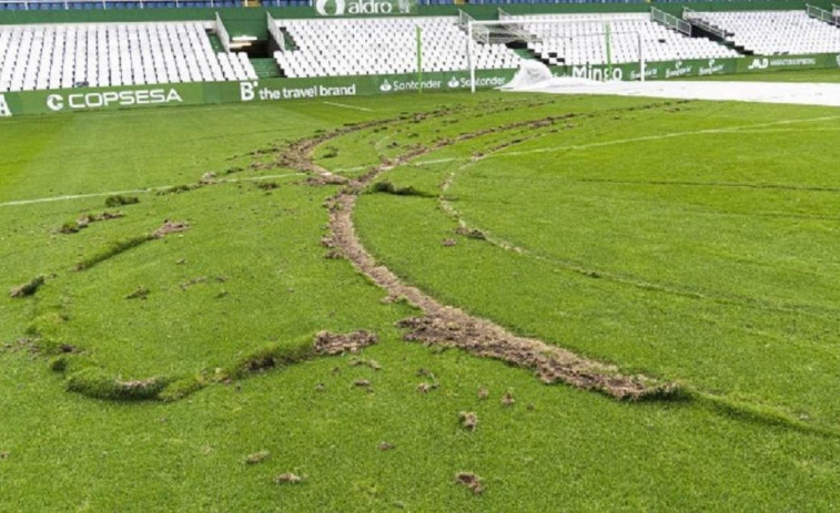 Un acto vandálico destroza el césped de El Sardinero