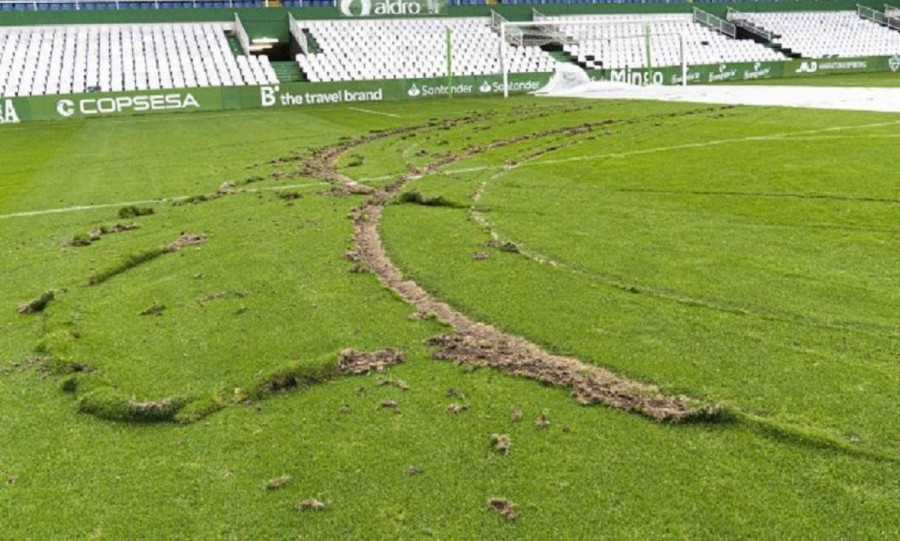 Un acto vandálico destroza el césped de El Sardinero