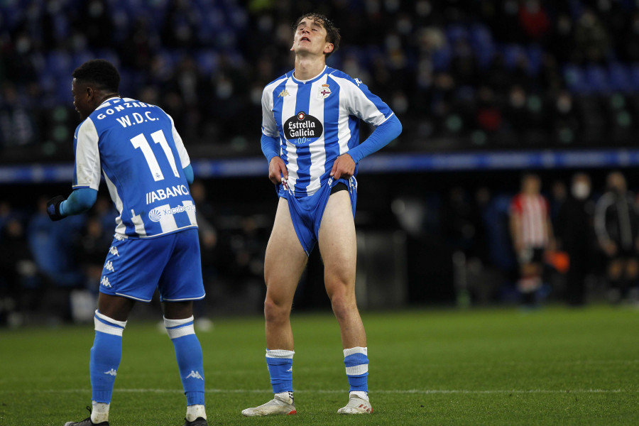 El Depor dejó huir la opción de demarrar  en el liderato