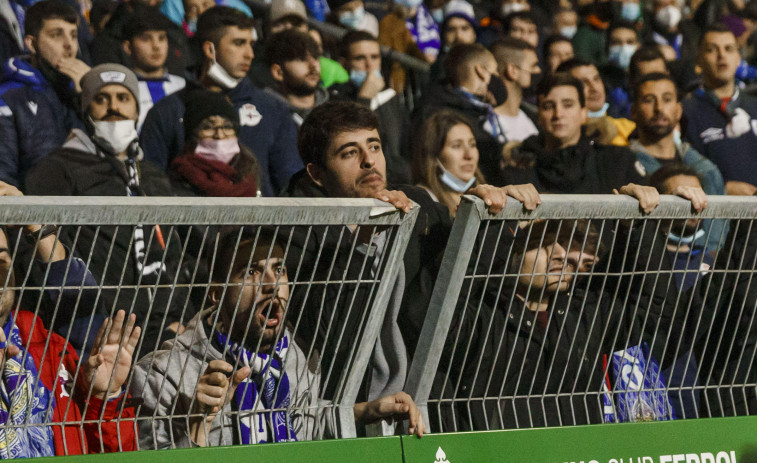 La afición del club coruñés clama contra los arbitrajes