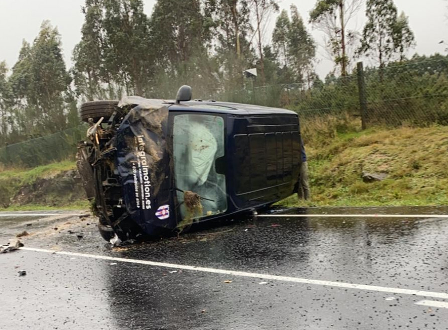 Varios jugadores y miembros del cuerpo técnico del Arzúa, implicados en un accidente