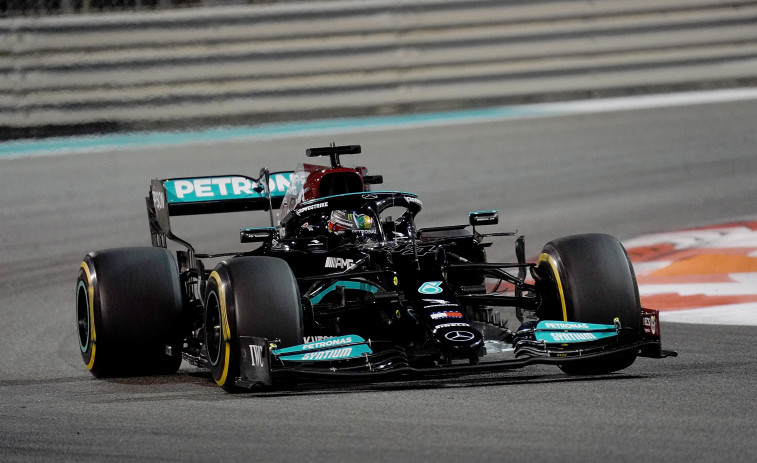 Hamilton devuelve el golpe a Verstappen y lidera los segundos libres