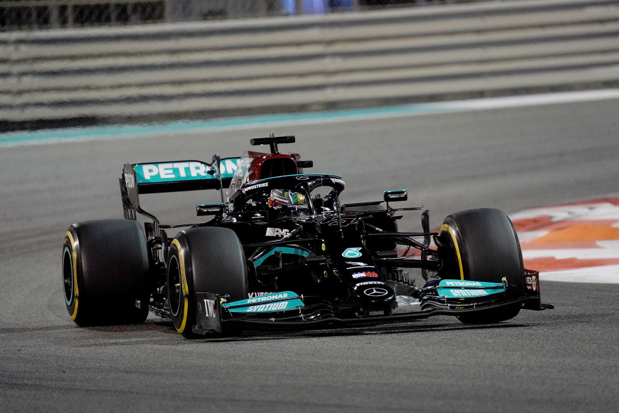 Hamilton devuelve el golpe a Verstappen y lidera los segundos libres