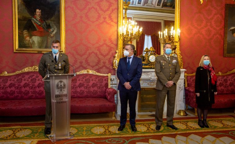 El medallista olímpico Carlos Arévalo recibe la Cruz del Mérito Militar