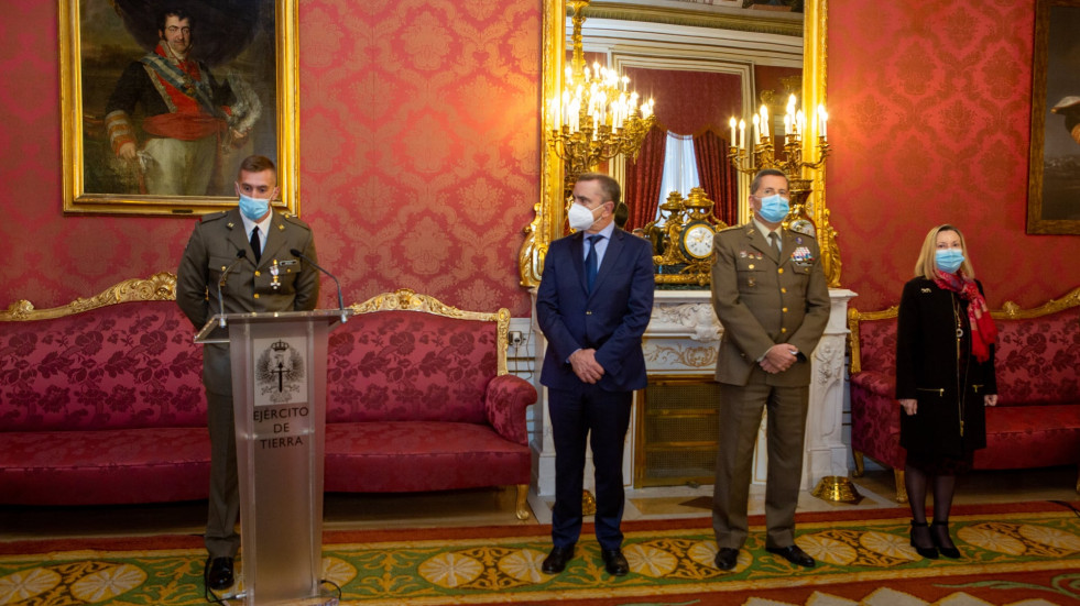 El medallista olímpico Carlos Arévalo recibe la Cruz del Mérito Militar