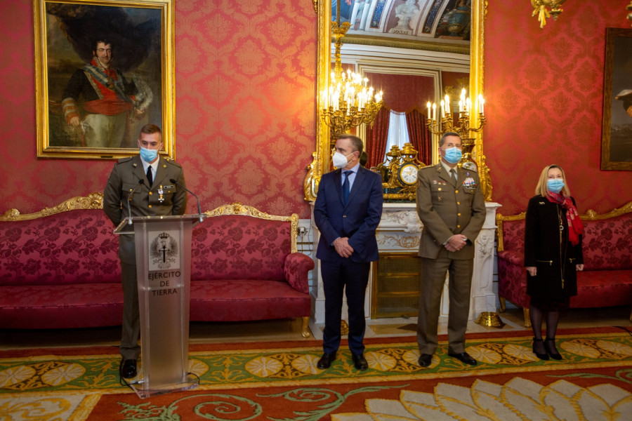 El medallista olímpico Carlos Arévalo recibe la Cruz del Mérito Militar