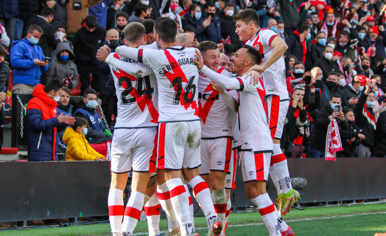 El Rayo sigue soñando con Europa tras ganar 2-0 al Alavés