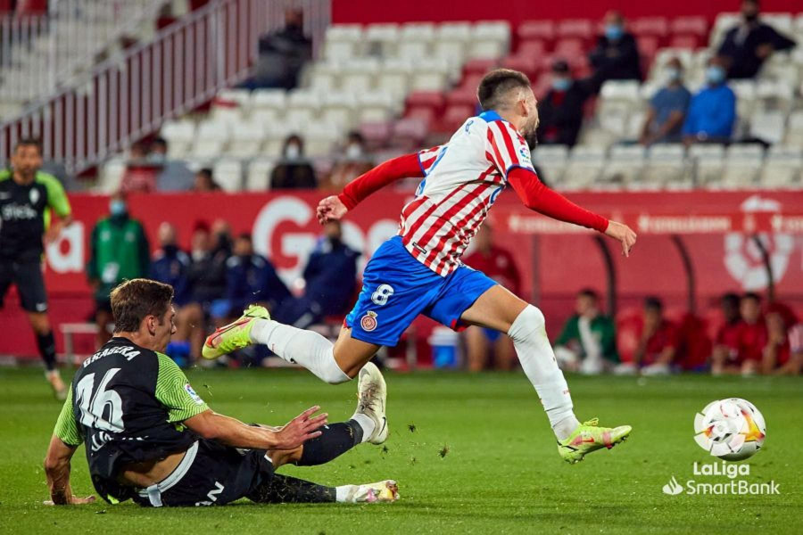 Los jugadores del Sporting se entrenan en casa a la espera de las PCR