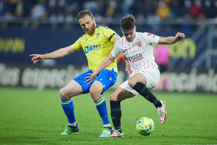 El Sevilla no falla en Cádiz y se acerca al Real Madrid y el Villarreal alarga su racha