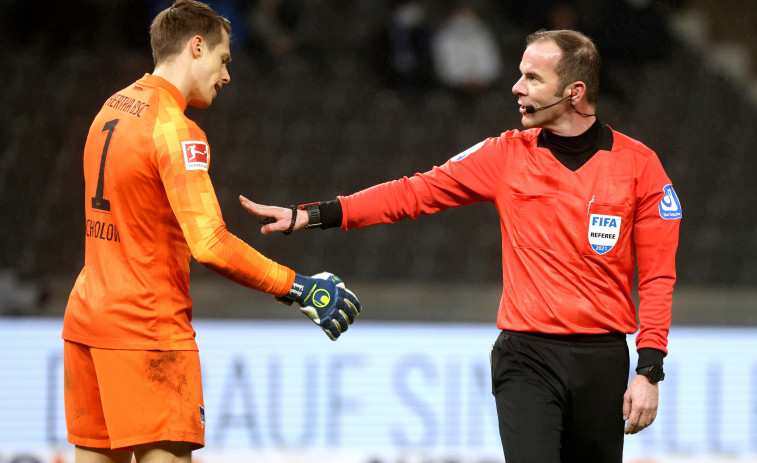 Los árbitros sin vacunar podrán seguir dirigiendo partidos en la Bundesliga