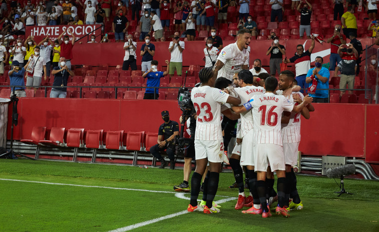 El Sevilla mantiene el pulso y el Betis sale vivo de Vallecas