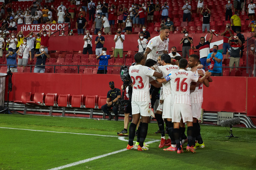 El Sevilla mantiene el pulso y el Betis sale vivo de Vallecas