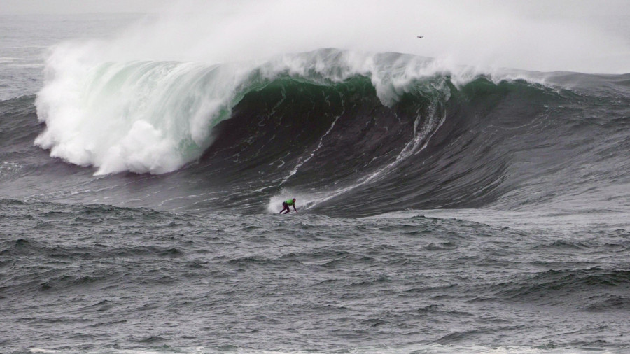 Juan Fernández surfea el Panchorro