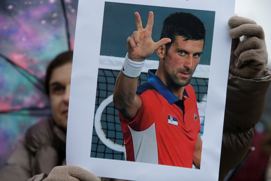 Djokovic completa segunda sesión de entrenamiento a la espera de Inmigración