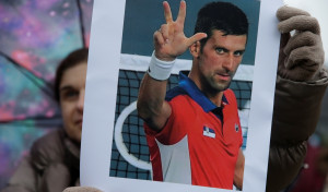 Djokovic completa segunda sesión de entrenamiento a la espera de Inmigración
