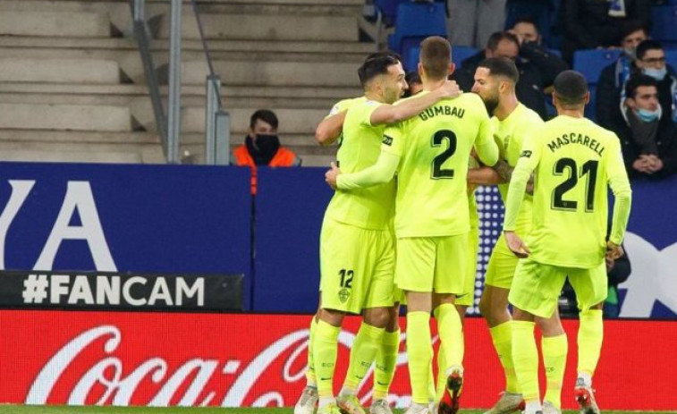 El Elche derrota al Espanyol y sale del descenso