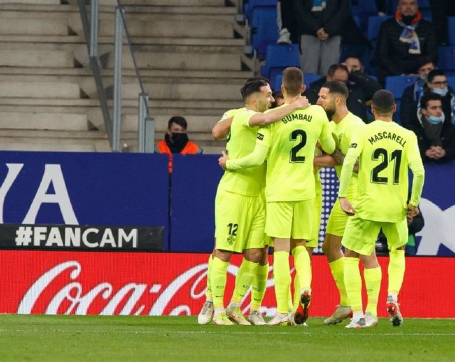 El Elche derrota al Espanyol y sale del descenso