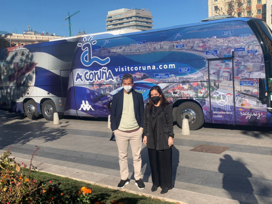 Inés Rey y Fran presentaron el nuevo autobús del Deportivo