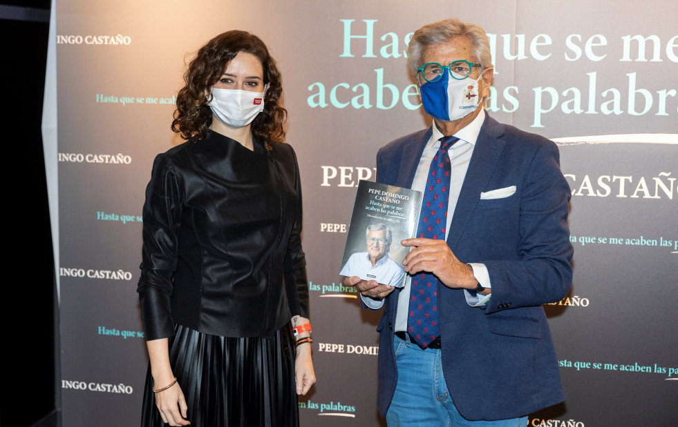 El periodista Pepe Domingo Castaño junto a la presidenta de la Comunidad de Madrid, Isabel Diaz Ayuso