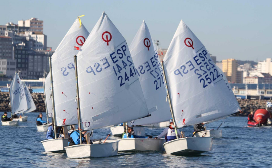 Bruno Iglesias y Pepa Bermúdez triunfan en el Meeting Gadis de Optimist