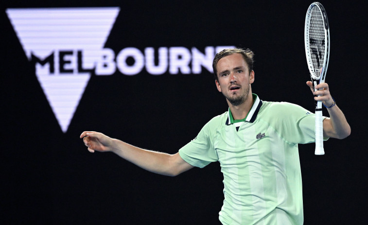 Medvedev salva pelota de partido y se las verá con Tsitsipas en semifinales