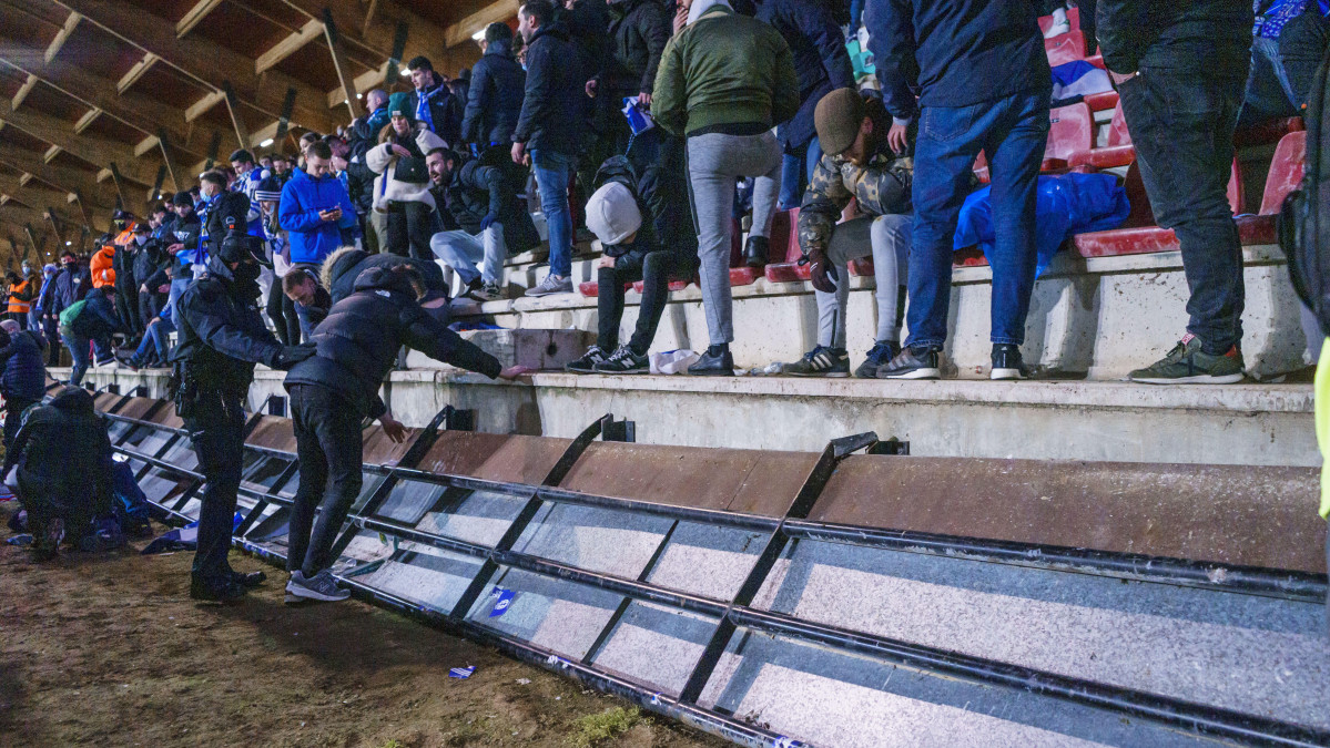 Varios aficionados del Depor heridos al ceder una valla en el estadio Ruta de la Plata de Zamora (3)