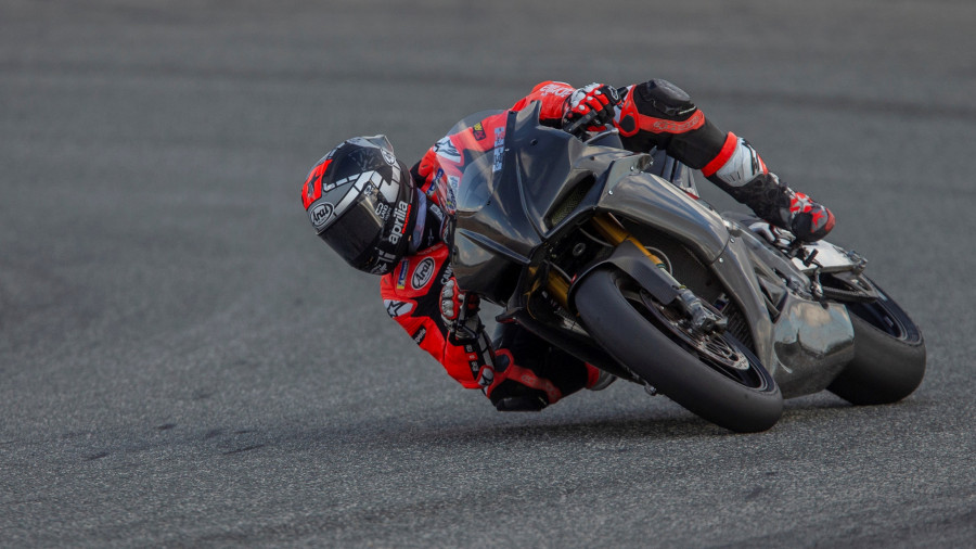 Maverick Viñales lidera la segunda jornada y por debajo de los dos minutos