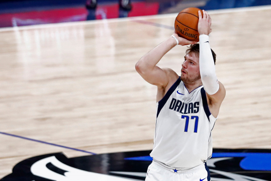 Los Mavericks derrotan a los Sixers con un Doncic sensacional