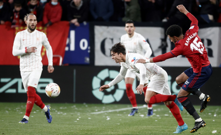 El Sevilla desperdicia un penalti en el 90' y da vía libre al Real Madrid