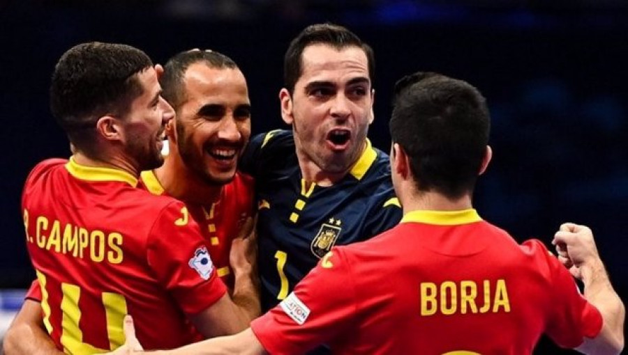 España vence a Ucrania y no falta a su cita con el podio en la despedida de su capitán