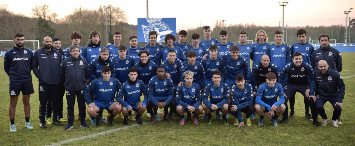 Foto grupal del Juvenil A antes del entrenamiento de ayer.