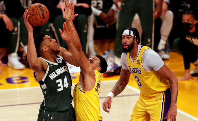 Los Bucks fulminan a los Lakers con un monumental Antetokounmpo
