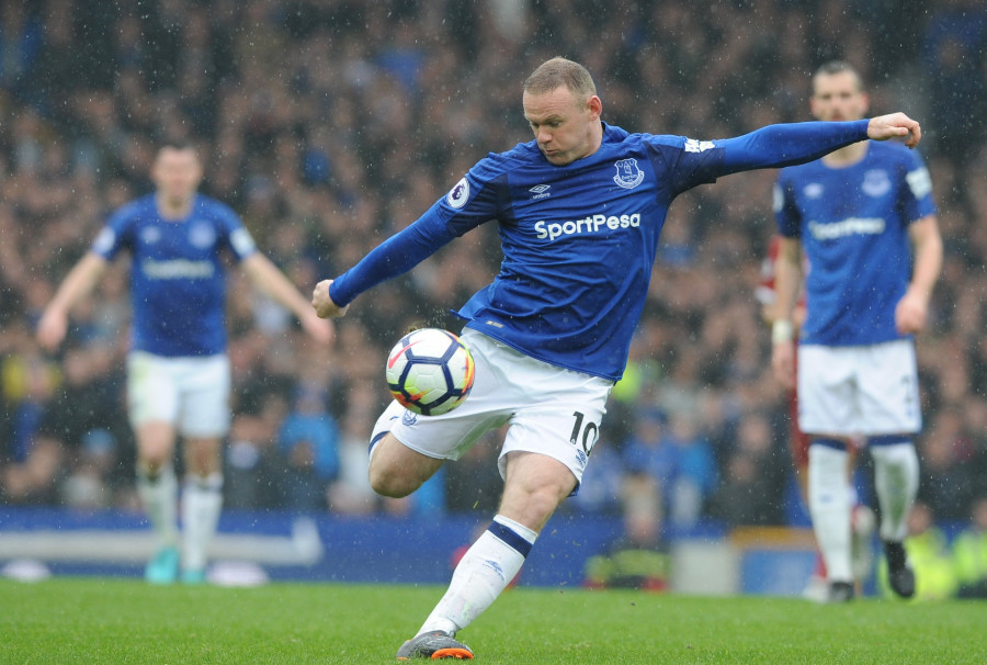 La FA investiga a Rooney por ir a hacer daño con unos tacos más largos