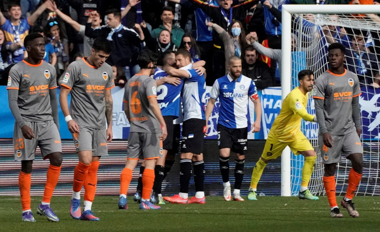 Loum y Joselu dan aire al Alavés ante el Valencia (2-1)