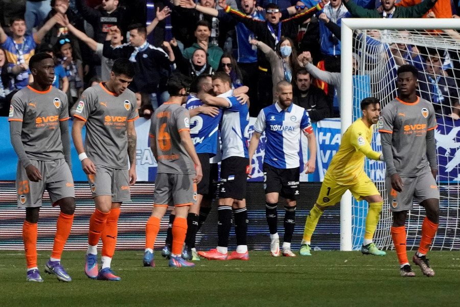 Loum y Joselu dan aire al Alavés ante el Valencia (2-1)