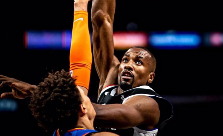 Ibaka debuta en los Bucks con derrota ante Portland