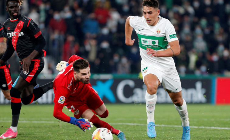 El Elche remonta al Rayo y se olvida del descenso