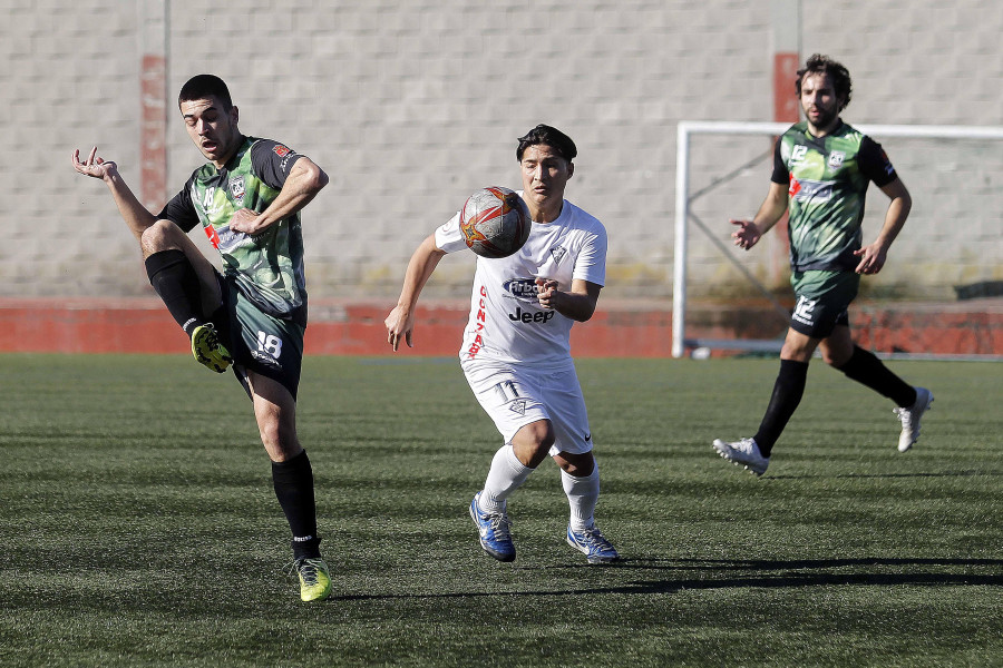 Tercera derrota seguida de un Silva que no pudo con el Estradense fuera