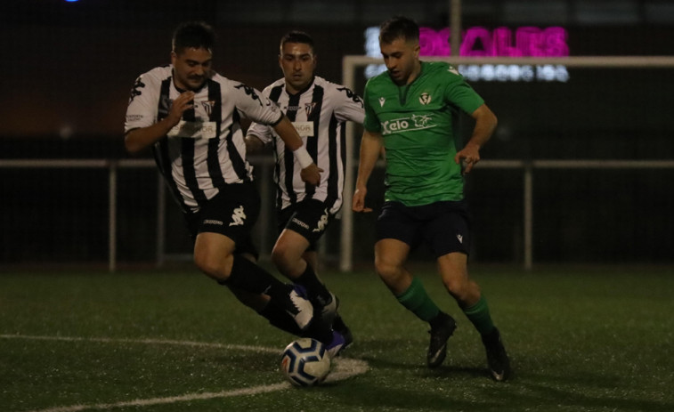 El San Tirso revive en un derbi marcado por la roja a Iago