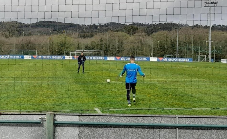 Mackay empieza a hacer portería y el cuerpo técnico mima a Trilli